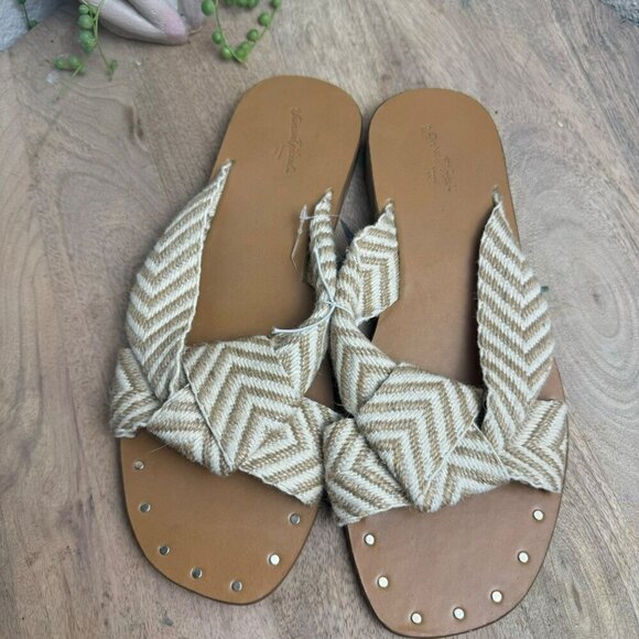 Universal Threads Chevron pattern beige white Flat Womens Sandals Size 8 - Picture 3 of 4